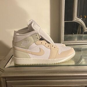 Jordan Air Jordan 1 mid
White/Guava Ice-sea glass